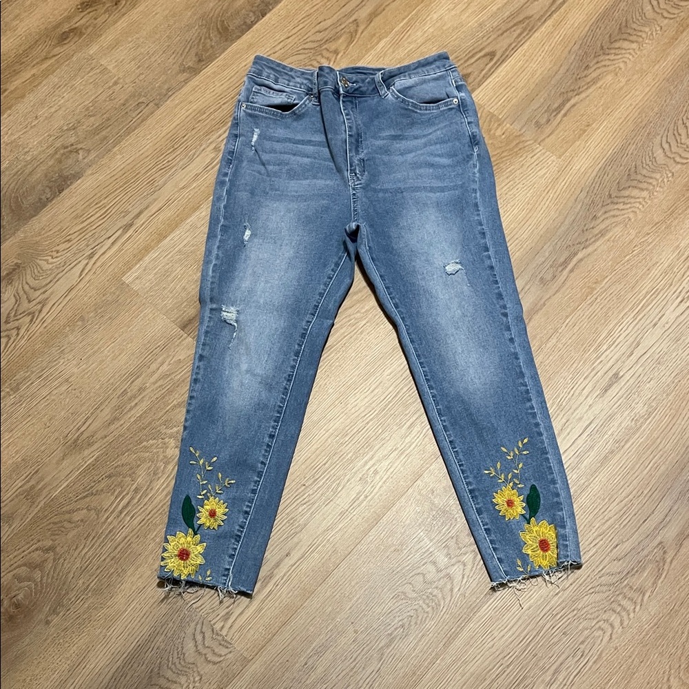 SHEIN Blue Cropped Jeans with Sunflower Embroidery
